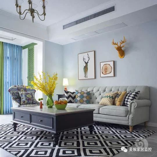 2.客厅的色调以较青涩的烟灰蓝为主,用了少量的橙色和原木色.