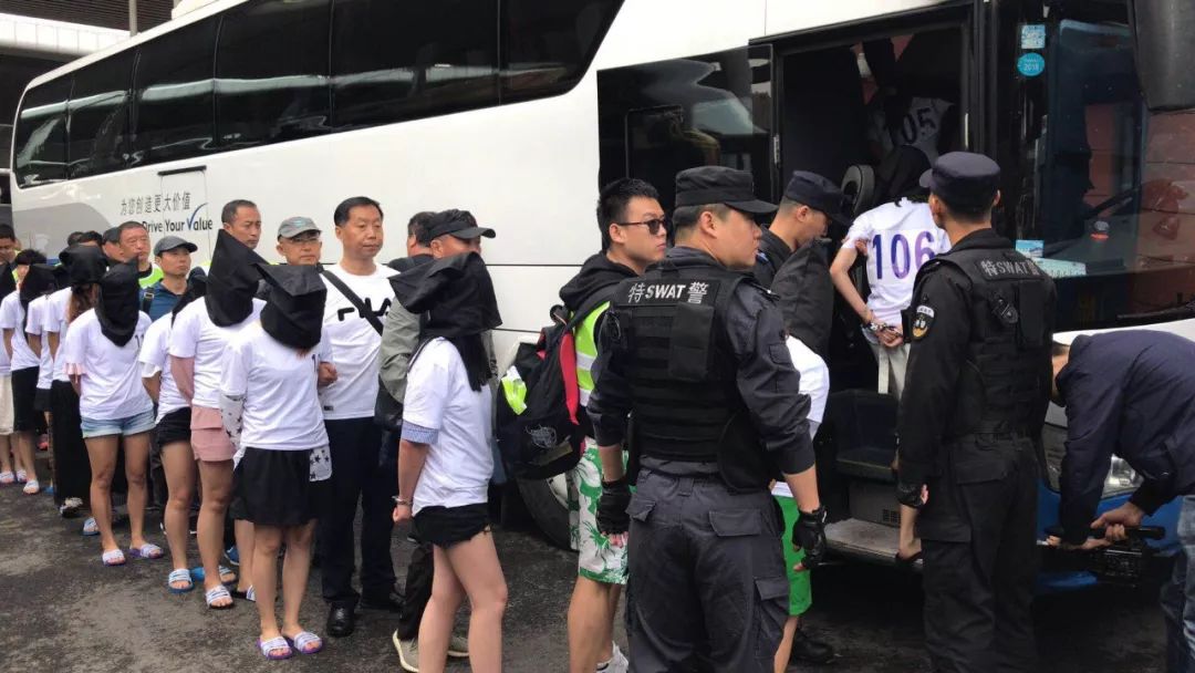 重案押解!124名电信诈骗案嫌疑人今早被押回哈丨警方横跨4000公里抓捕
