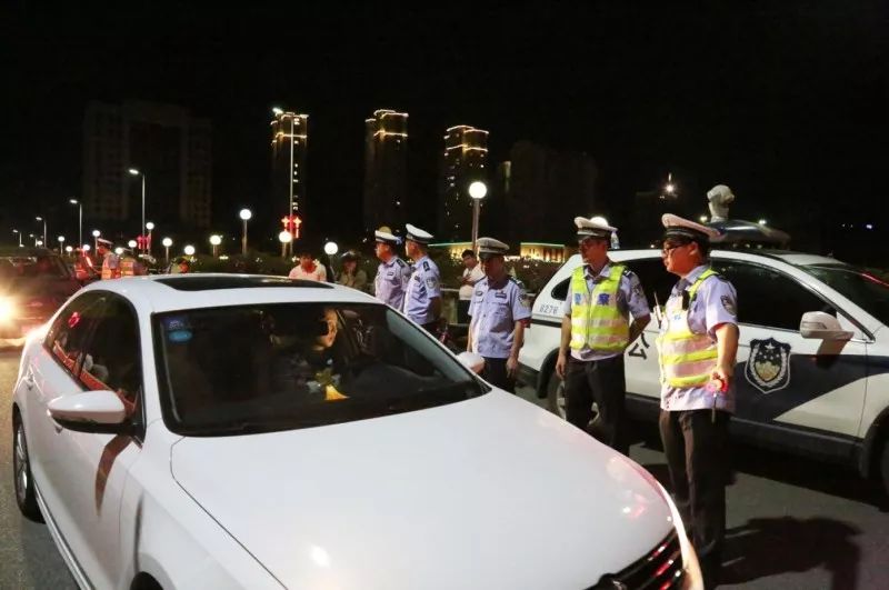 5月26日晚,由福安交警大队朱爱生大队长带队,出动警力50余人,在城区