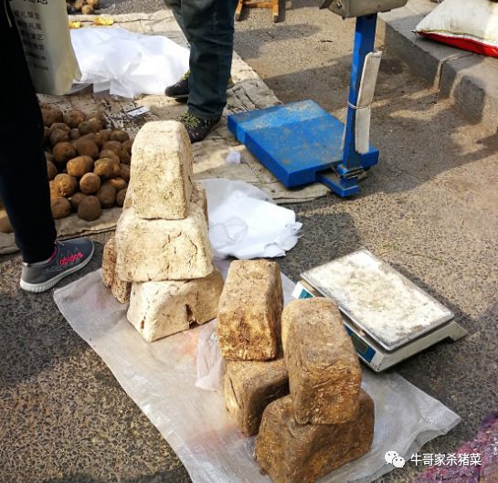 东北小县城早市大酱块子随处卖,阿姨卖咸芥菜旮沓