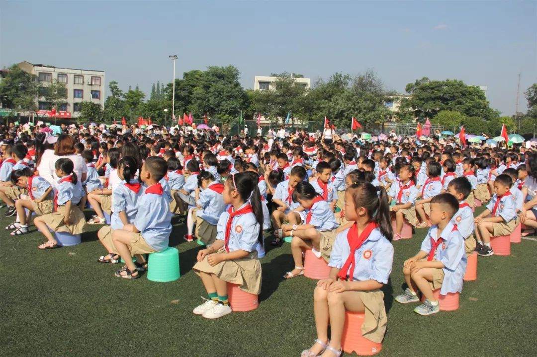 市委书记,国人小学名誉校长季涛 在国人小学校长黄若兰的陪同下