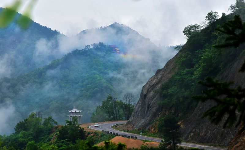 加快推进横岗山景区游客中心建设,并按游客中心标准做好内部装修,并