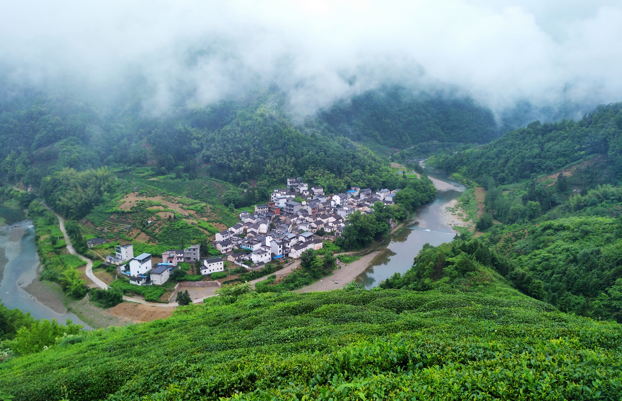 安徽黄山:雨后石潭云海弥漫恍如仙境