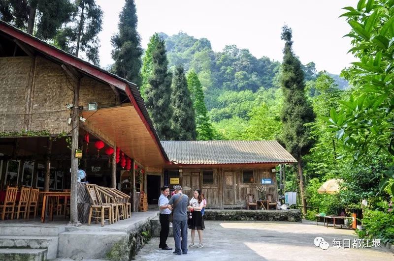 在都江堰胥家镇东北部的浅丘地带,有一个听起来很诗意的休闲,旅游