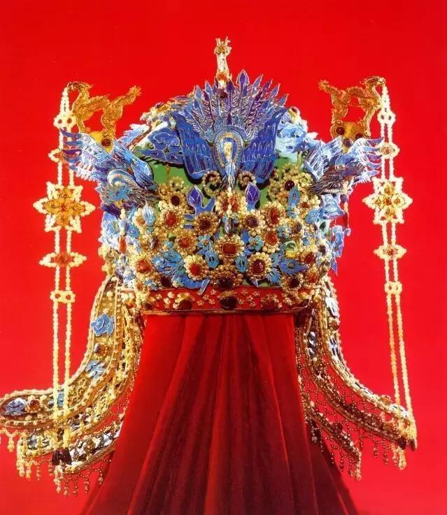 国外的王冠和中国的凤冠,这两种头饰都有哪些设计之美
