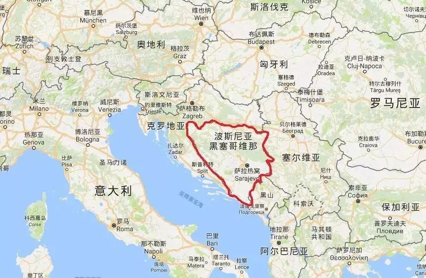 南斯拉夫中部,与塞尔维亚,黑山,克罗地亚三个接壤,是