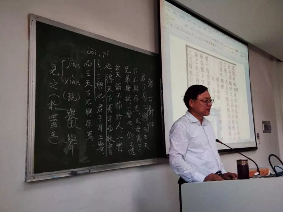 在浙江大学,汪维辉每年都会给本科生开设一门必修课《古代汉语,一门