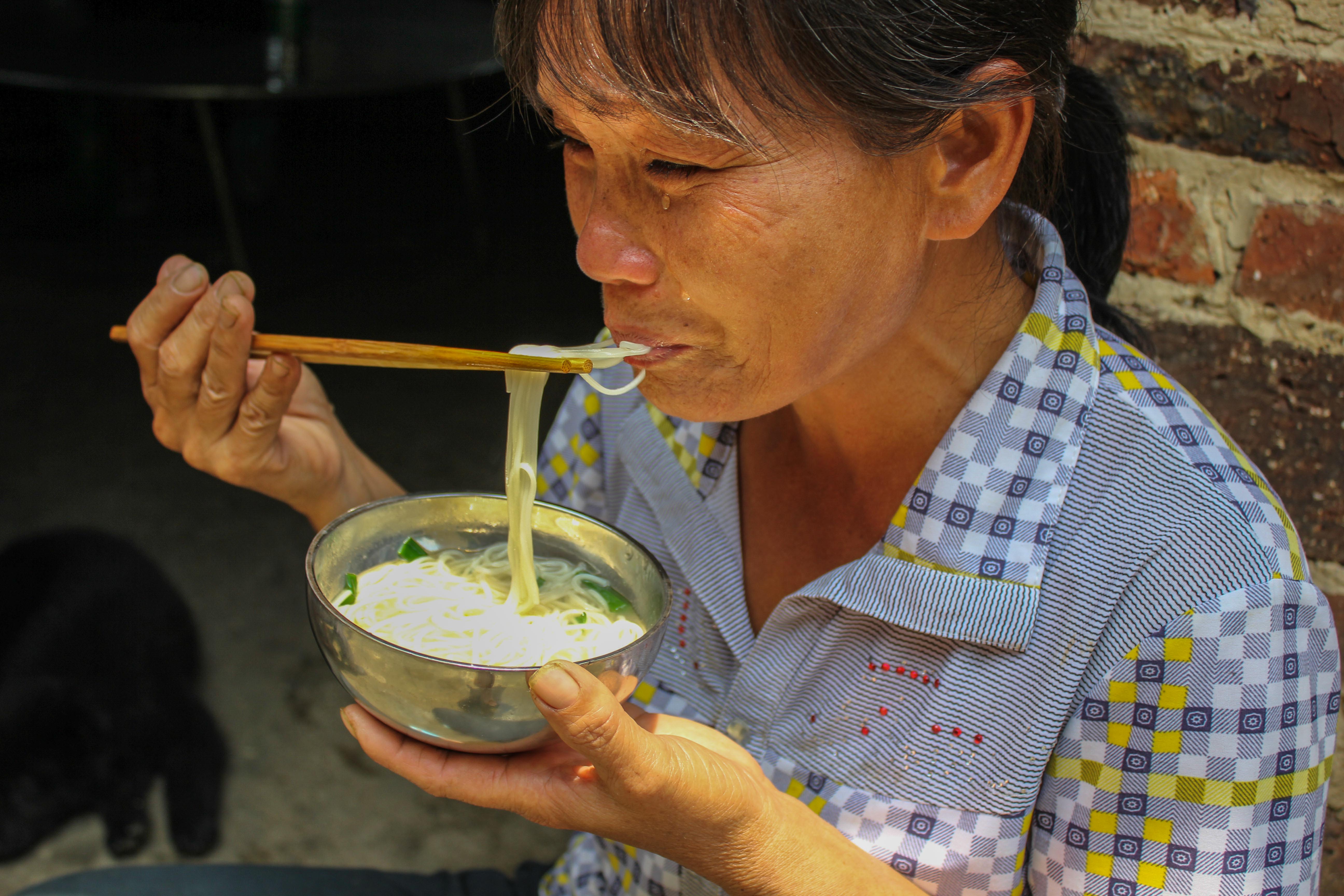 噬血症女童生死未卜想吃家乡粥 痴呆爷爷含泪辗转3千公里送到