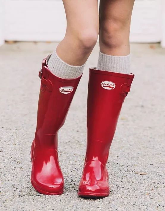 这个品牌的的切尔西雨靴也很时尚,设计简约大气,颜色出挑,在阴沉沉的
