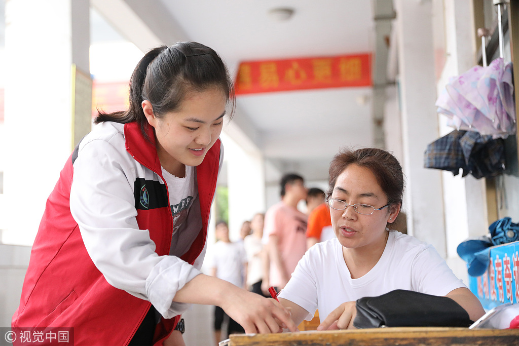 2018年5月29日,河南省温县一中的老师给高三学生辅导功课.