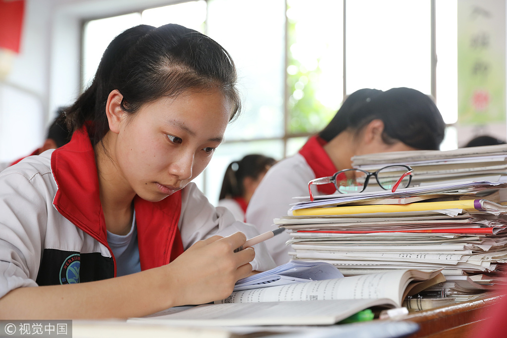 2018年5月29日,河南省焦作市,温县一中高三学生在教室内复习功课.