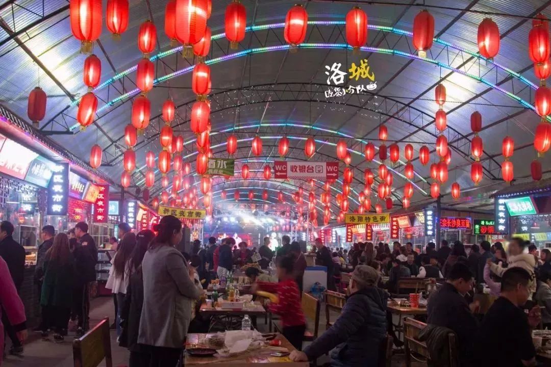 宝龙城市广场南门的新区夜市街 u形的街道两边密密挨着各种美食 洛阳