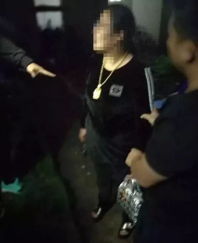 小姑娘把男友带回家,结果悲剧了;女毒贩被抓,2岁女儿无人管