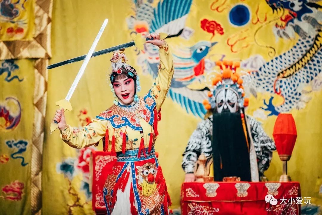 每月传统京剧皮影同在舞台不同精彩身段与手艺这次都不落下