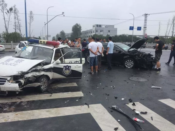 跟军车,警车发生交通事故该如何处理, 你知道吗?