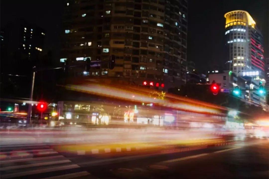 看这车水马龙的夜景