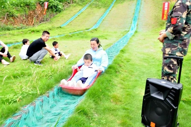 亲子活动归来|滑草!从高山上下来,速度快到眼睛都睁不