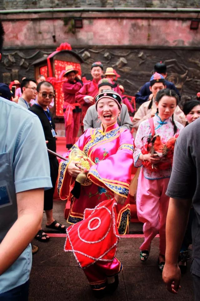 原来这是一场旧时在沿海地区流行的"公鸡代娶"婚俗表演!