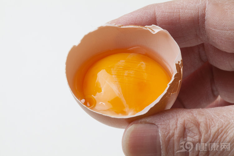 如果在鸡蛋蛋壳上有黑斑点并且发霉的话,这种鸡蛋就不要吃的了,一般