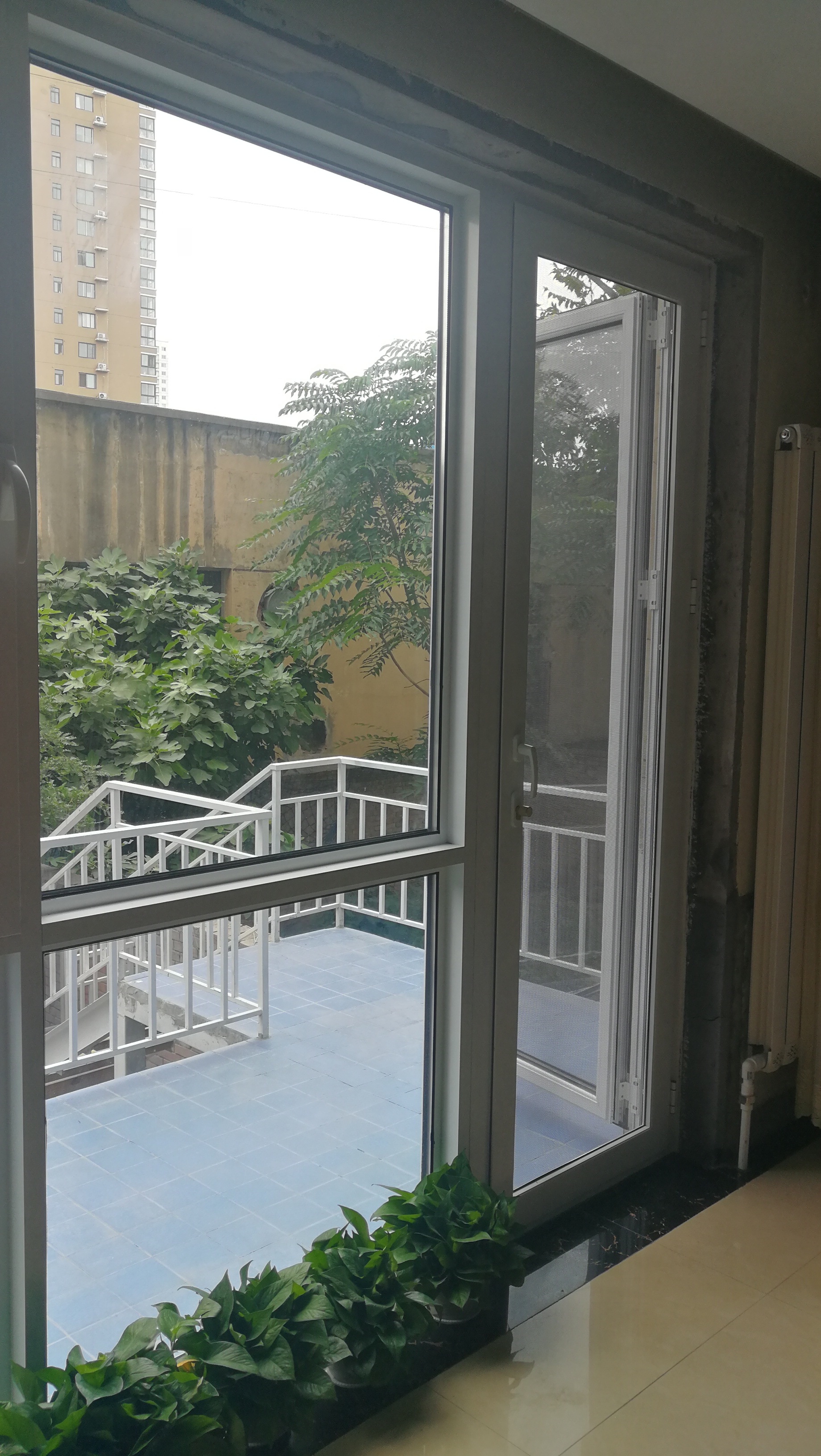 洛阳门联窗钢网改造大变身,露台空中小花园施工记实