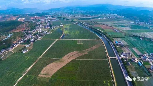 摄影:七子影视地点:施甸县城新兴小区摄影:七子影视地点:施甸县城青牛