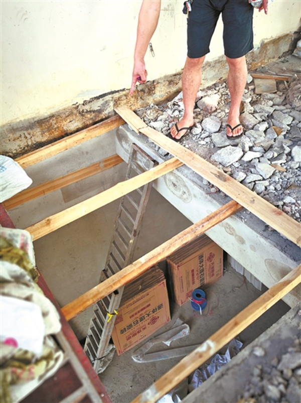 桂林某小区一业主 楼顶天面砸开洞 擅自加建复式楼