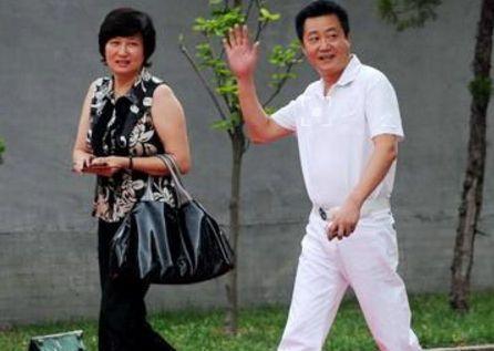 61岁赵宝刚与小8岁妻子恩爱二十余年,捧红了半个娱乐圈的明星!