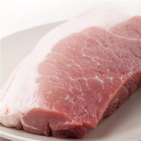 很多人印象中就是五花肉,但正宗回锅肉应该是使用二刀肉,也就是后腿肉