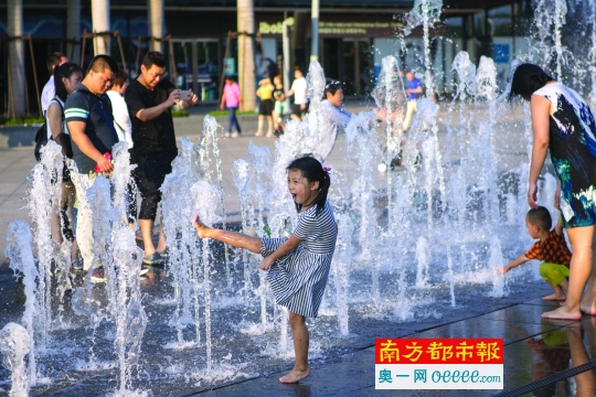 昨日,深圳欢乐海岸广场的喷泉吸引不少市民前来戏水.