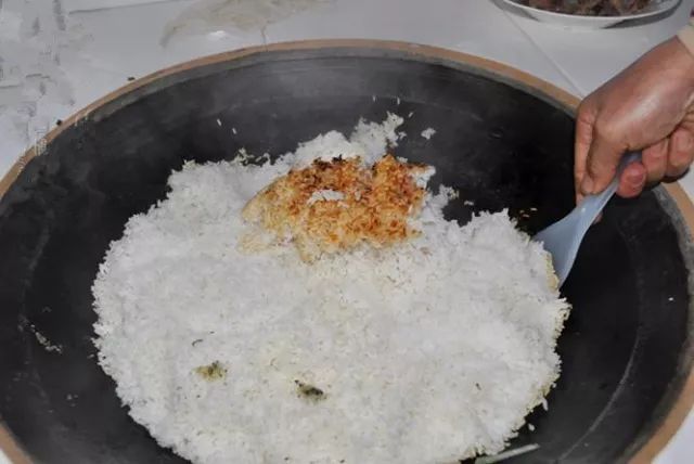 如果要吃米饭,一定要带锅巴的米饭,柴火灶的大铁锅就是制作锅巴米饭的