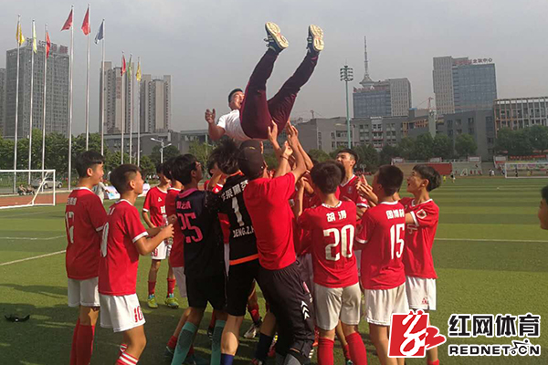 建宁中学队勇夺株洲市天元区中小学足球联赛的桂冠,赛后球员们激动地