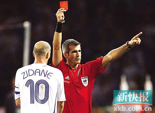 2006年世界杯决赛,齐达内头顶意大利球员马特拉齐被红牌罚下.