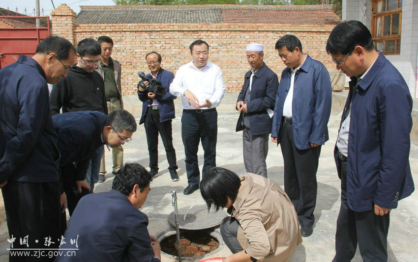 据张家川县政府网消息,5月28日,水利部农村水利司副司长张向群带领