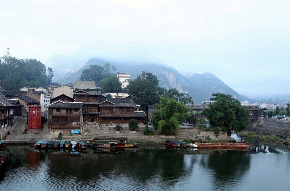 里耶古镇地处武陵山脉腹地,是龙山南部第一大镇,与王村,浦市,茶峒并称