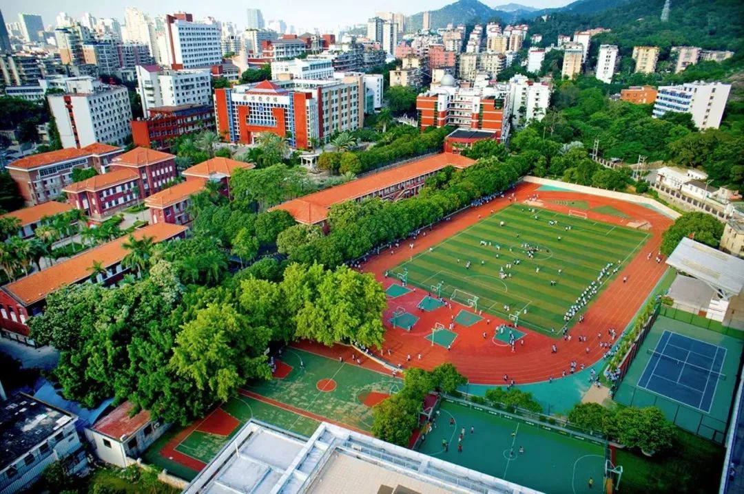 厦门一中环境优美, 南依著名的"万石植物园"国家级风景区, 与厦门大学