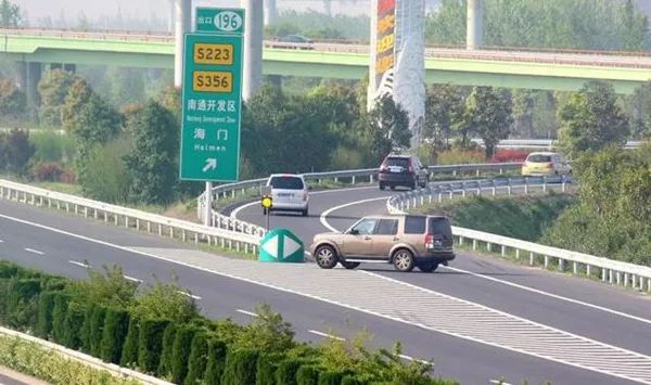 在高速公路的匝道口路段,我们经常能看到跨越两条车道的野蛮变道行为