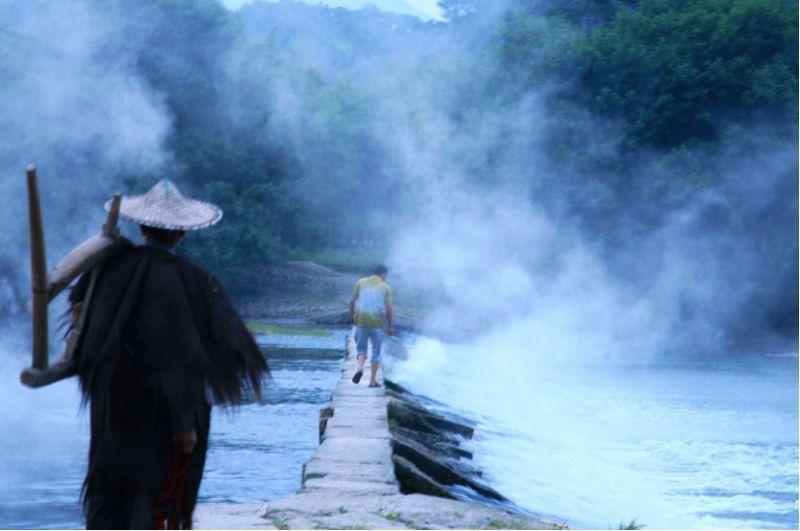 早晨,仙气从湖面向上空飘起,老农披着蓑衣已经开始繁忙的一天,但他的