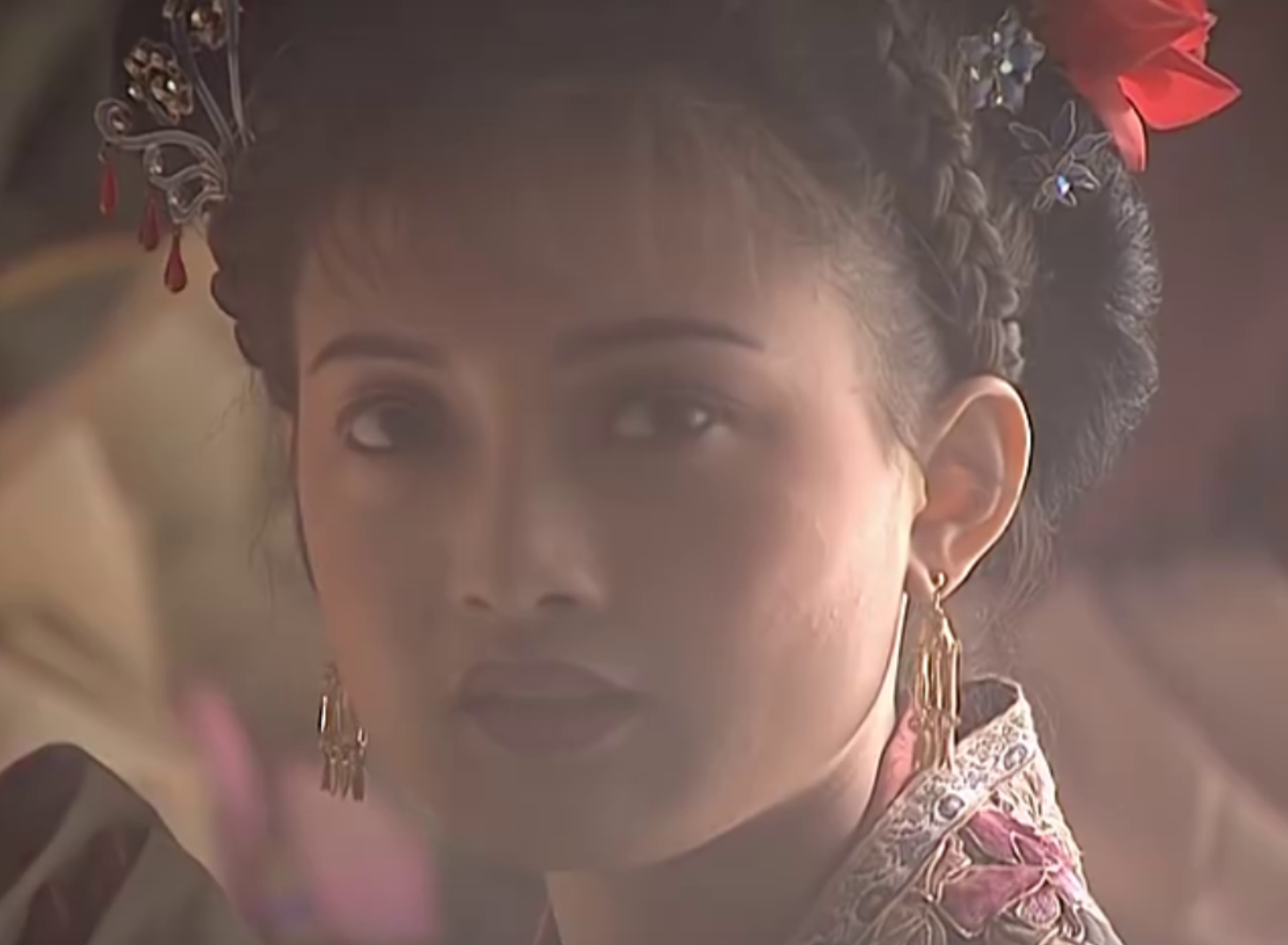 牛莉在《水浒传》中饰演的杨雄妻子风韵十足