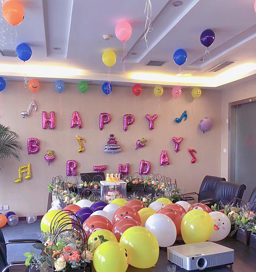 百金贷同事们连夜布置的生日趴,粉色气球和鲜花,还有逗萌的卡通形象
