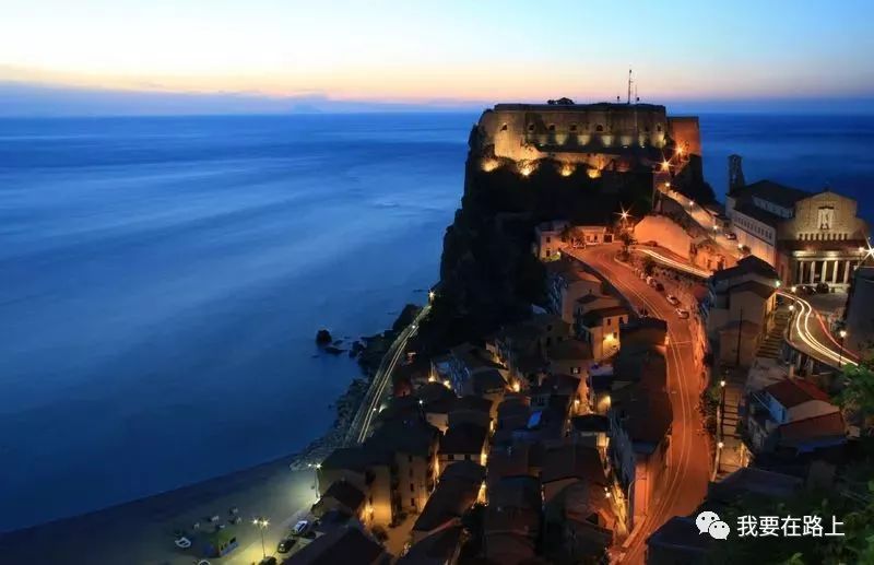 della montagna, poi girandosi a guisa di s viene a distendersi