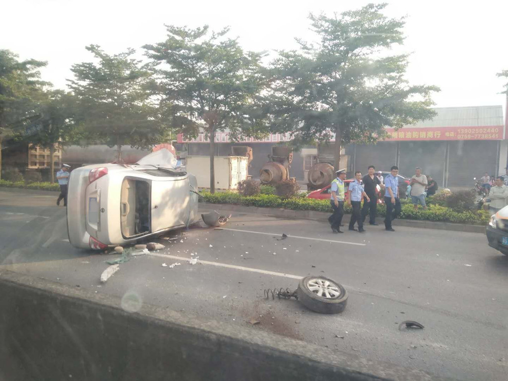 325国道遂溪黄略镇塘口路段遂溪往湛江方向发生一起小车侧翻事故,伤亡