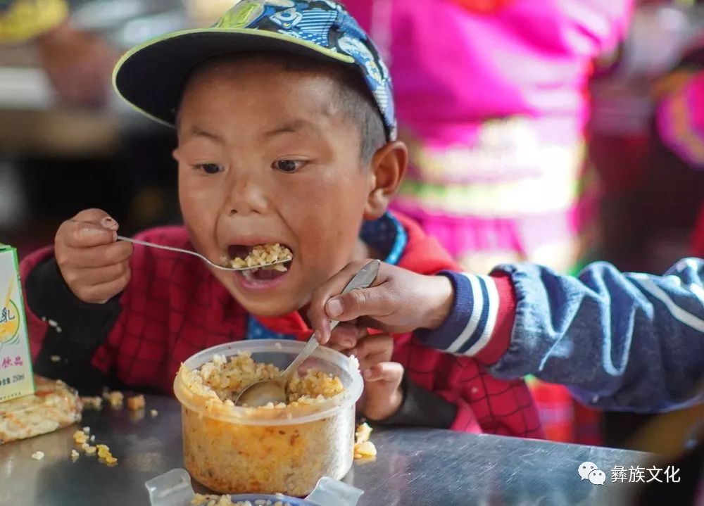 午餐了,一些孩子们吃家里带来的米饭,这个学校只有五人适适龄入