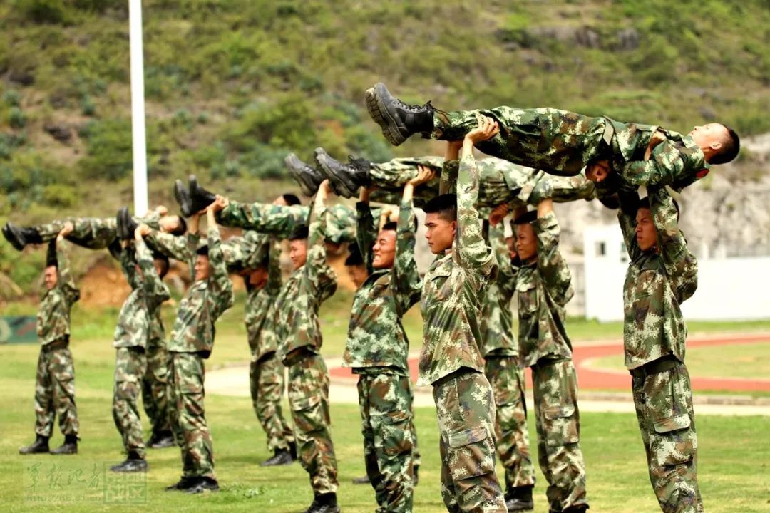 广西:武警侦察兵乐享练兵场