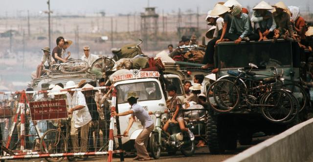越南老照片:1975年北越坦克开进南越府