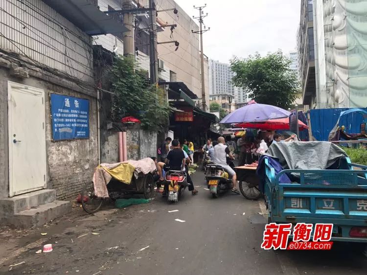 衡阳商业步行街如此脏乱不堪,何时能还市民一条干净的