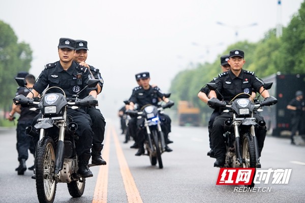 市公安局特巡警支队在青竹湖太阳山森林公园一带开展应急处突拉动演练