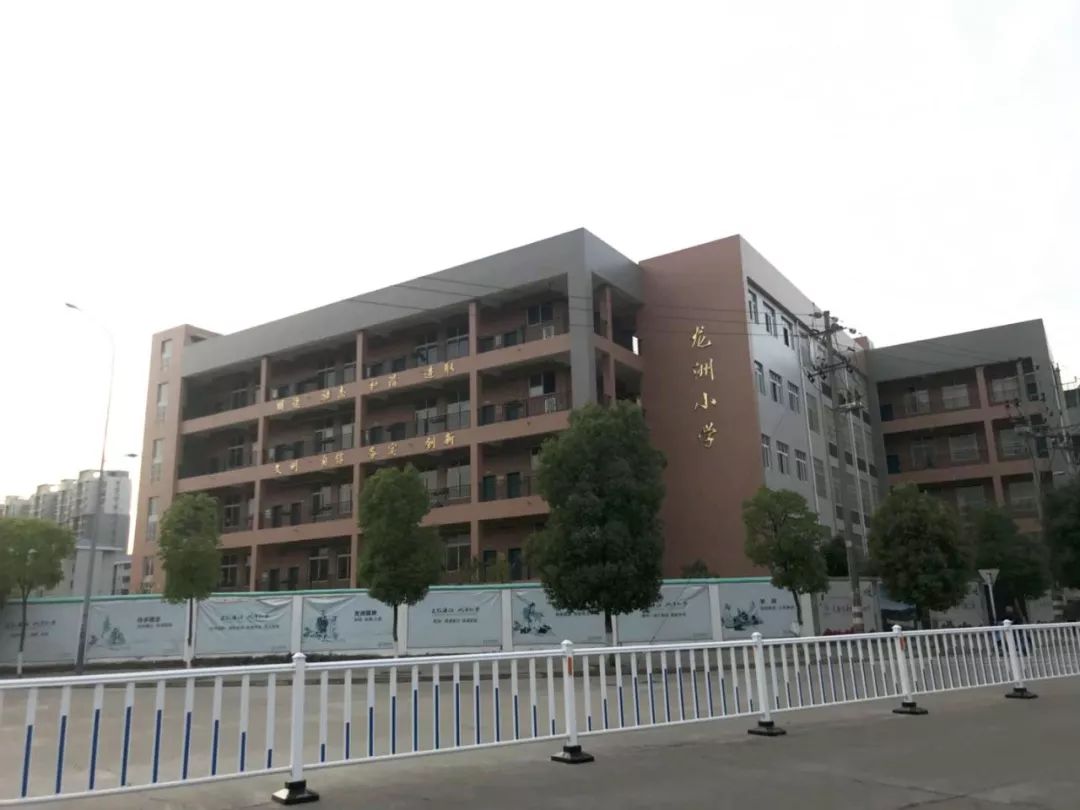 面积:136平 一口价:81万 可按揭 编号:jesf01114 龙洲小学,县公立