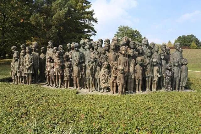 利迪策惨案中38名儿童受害者雕塑