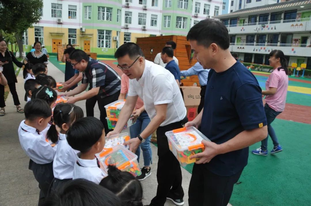 5月31日,柳市镇主要领导带领党政办,宣传办,妇联和柳市学区的工作