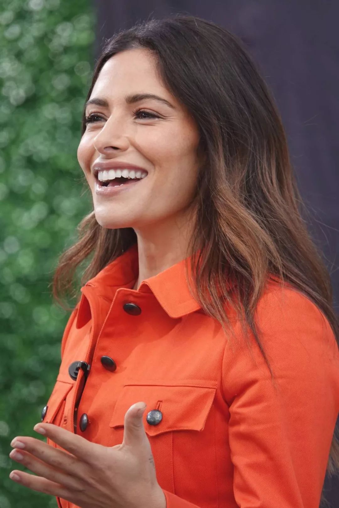 sarah shahi|大锤宣传新剧《虚拟梦幻》笑容灿烂感染